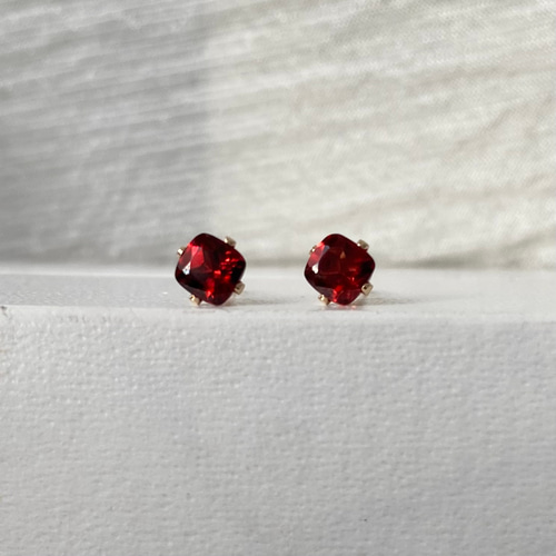 14kgf》モザンビークガーネット スクエアピアス / イヤリング ピアス