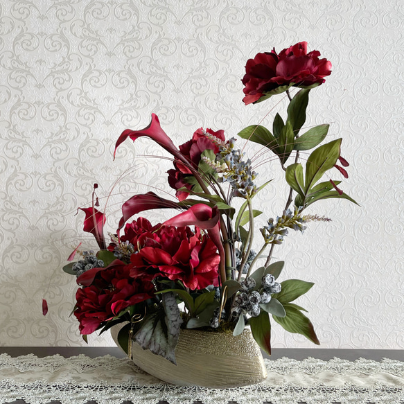 「送料無料」高級感漂う真っ赤なベルベット花材のフラワーアレンジメント 2枚目の画像
