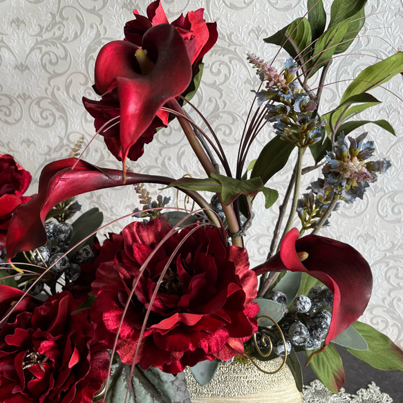 「送料無料」高級感漂う真っ赤なベルベット花材のフラワーアレンジメント 6枚目の画像