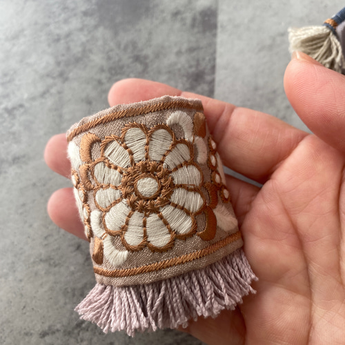 フリンジたっぷり！刺繍リボンのポニーフック 花柄 お花 フラワー
