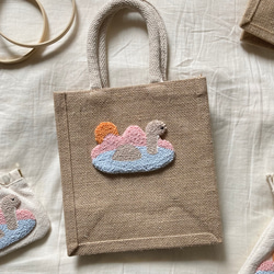 ネッシー　ジュートバッグ　ランチトート　軽量　大人かわいい　もこもこ　刺繍　くすみカラー　麻　パンチニードル　北欧 1枚目の画像