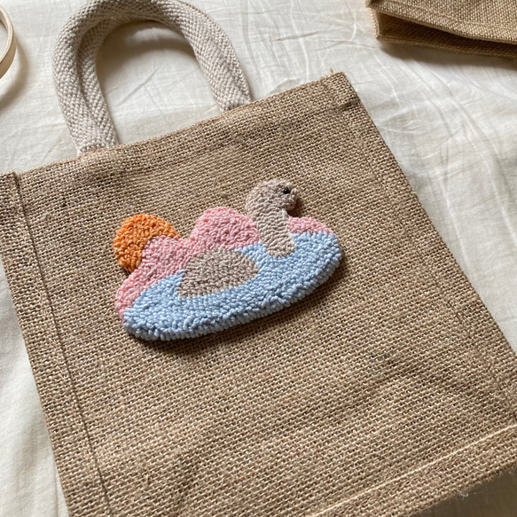 ネッシー　ジュートバッグ　ランチトート　軽量　大人かわいい　もこもこ　刺繍　くすみカラー　麻　パンチニードル　北欧 4枚目の画像