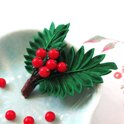 南天 ブローチ 赤い実 赤い実が可愛い千両のブローチ＊つまみ細工＊ ブローチ TAMASAKA 通販