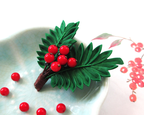 南天 ブローチ 赤い実 再販）赤い実【南天 なんてん】シンプル 刺繍ブローチ 38mm ナチュラル