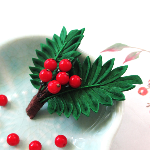 赤い実が可愛い千両のブローチ＊つまみ細工＊ ブローチ TAMASAKA 通販