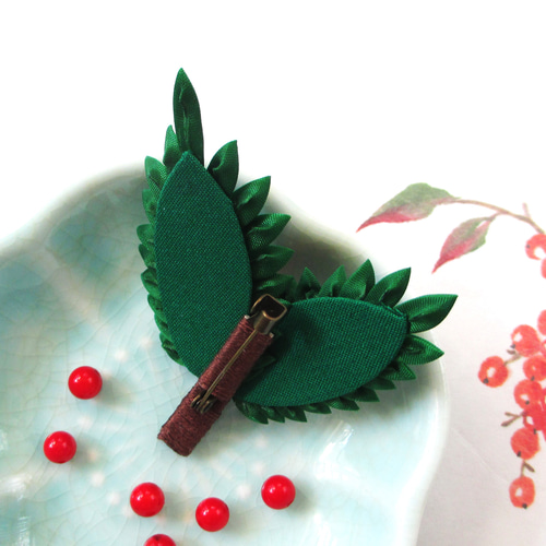 赤い実が可愛い千両のブローチ＊つまみ細工＊ ブローチ TAMASAKA 通販