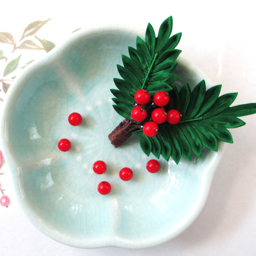 赤い実が可愛い千両のブローチ＊つまみ細工＊ ブローチ TAMASAKA 通販