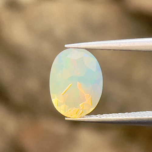 2472　オススメ　艶照り　発色綺麗　天然オパール 天然ブラックオパール 0.76ct 【マルチカラー遊色】ライトニング