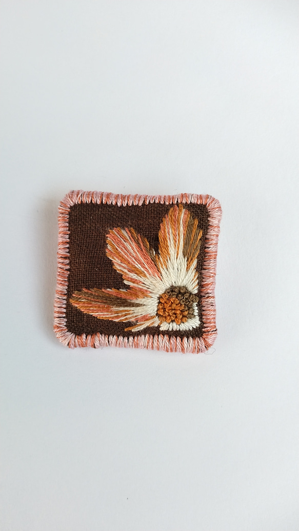 セピア色の花刺繍ブローチ 1枚目の画像