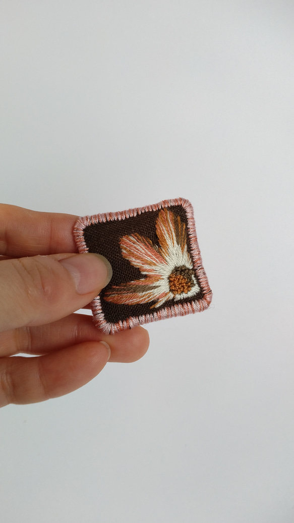 セピア色の花刺繍ブローチ 2枚目の画像