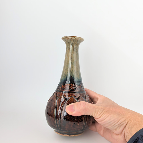 黒飴釉一輪挿し　【手仕事　民藝　和　陶器】 黒飴釉一輪挿し 【手仕事 民藝 和 陶器】 | iichi 日々の暮らし