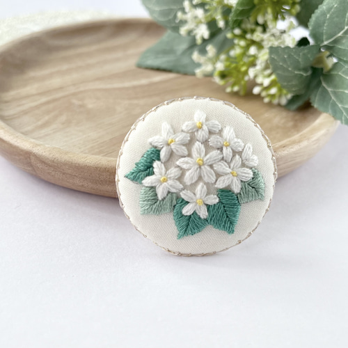 売れ筋新商品 ジャスミンの刺繍ブローチ（白） ブローチ 17081544 通販 Buugen その他