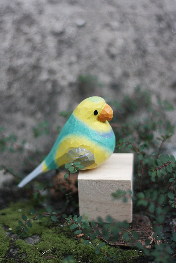 雲斑のインコの木彫り小鳥 秋の草のインコ 手作りの木製置物 5枚目の画像