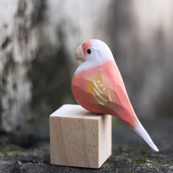 雲斑のインコの木彫り小鳥 秋の草のインコ 手作りの木製置物 2枚目の画像