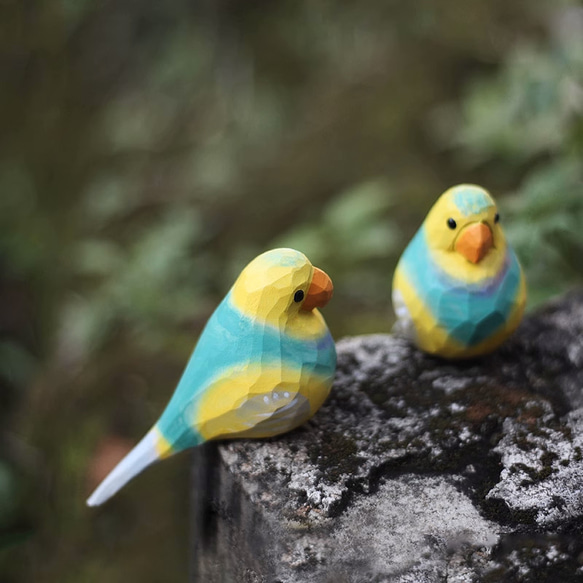 雲斑のインコの木彫り小鳥 秋の草のインコ 手作りの木製置物 3枚目の画像