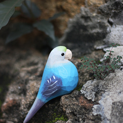 雲斑のインコの木彫り小鳥 秋の草のインコ 手作りの木製置物 4枚目の画像