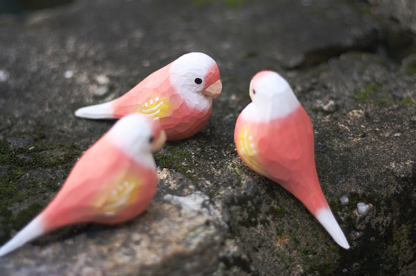 雲斑のインコの木彫り小鳥 秋の草のインコ 手作りの木製置物 8枚目の画像