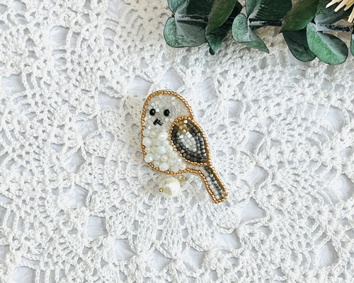 【オーダー】シマエナガと赤い実 刺繍ブローチ シマエナガと赤い実 ブローチ | Atelier Tone Online Shop