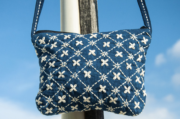 手縫い純綿サイドバックパック/刺繍クロスボディバッグ/刺繍ショルダーバッグ/インディゴ手縫い藍染めバッグ-フラワーバレンタインデ 1枚目の画像