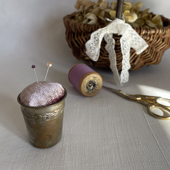 【pin cushion】フランスアンティークリキュールカップの小さなピンクッション／mauve pink 1枚目の画像