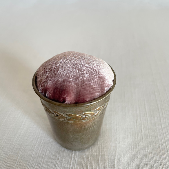 【pin cushion】フランスアンティークリキュールカップの小さなピンクッション／mauve pink 8枚目の画像