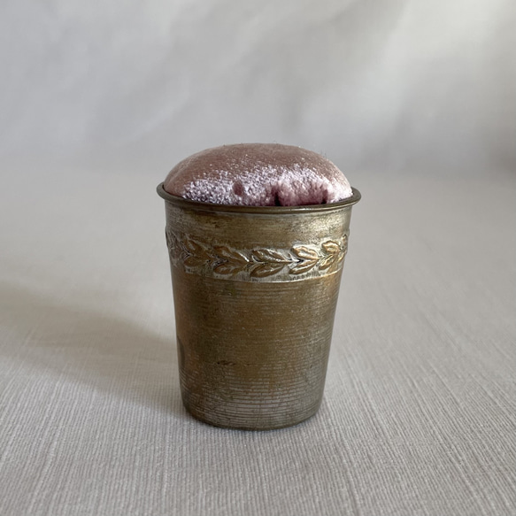 【pin cushion】フランスアンティークリキュールカップの小さなピンクッション／mauve pink 3枚目の画像