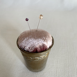 【pin cushion】フランスアンティークリキュールカップの小さなピンクッション／mauve pink 2枚目の画像