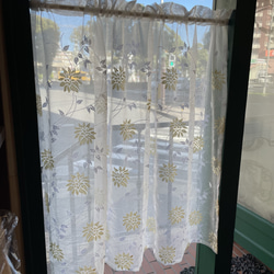 イエローゴールドの花柄刺繍カフェカーテン 3枚目の画像