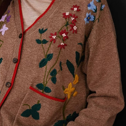 花柄刺繍入りウールカーディガン 　配色　ウール100％ 9枚目の画像