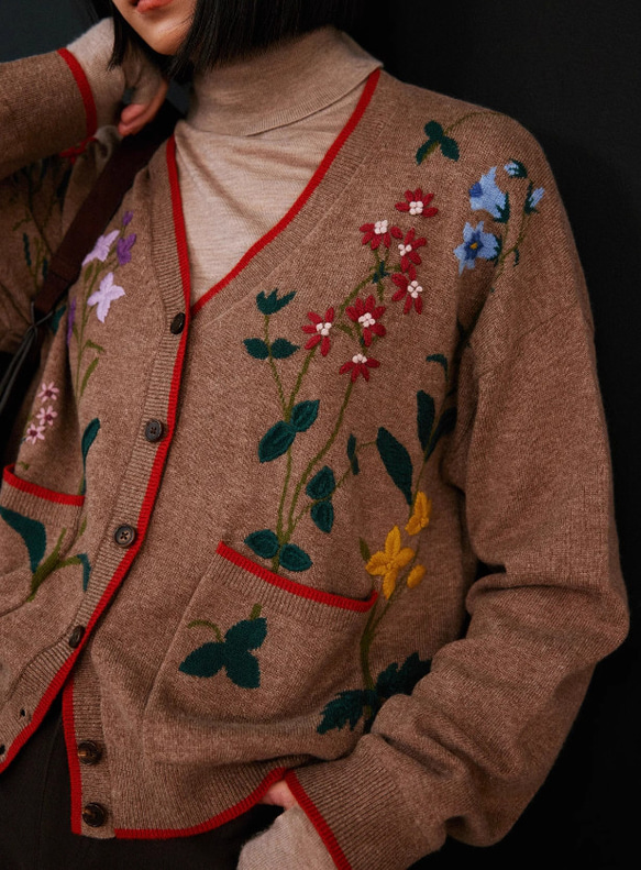 花柄刺繍入りウールカーディガン 　配色　ウール100％ 13枚目の画像