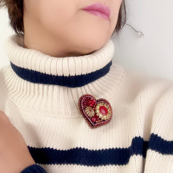 アンティークの赤とシルバーの花柄ビーズ 刺繍　ハンドメイド アンティークの赤とシルバーの花柄ビーズ 刺繍 ハンドメイド