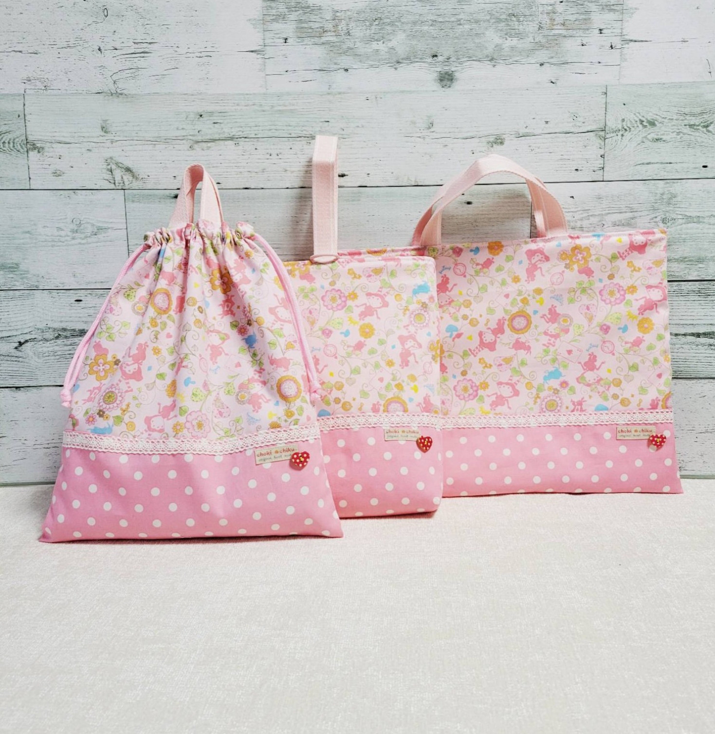 アリス柄(ピンク)の入園入学3点セット(レッスンバッグ、上履き入れ、お着替え袋) 女の子