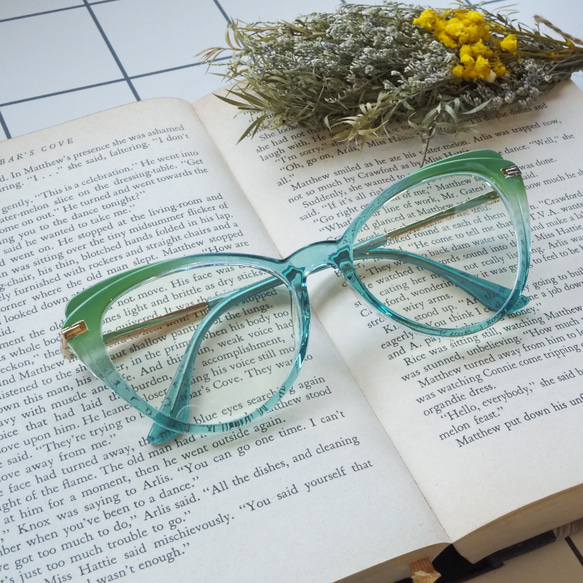 フォックス型｜薄緑色フレーム｜老眼鏡、だてメガネ、近視用・乱視用