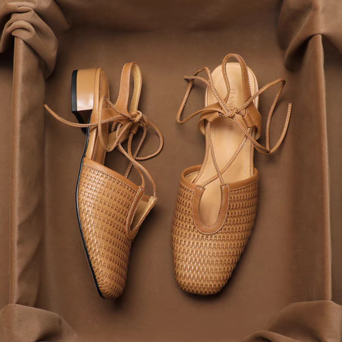 レースアップシューズを抜け感のあるミュールにアレンジ。 ローヒール