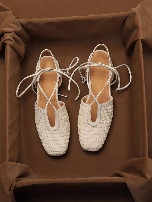 レースアップシューズを抜け感のあるミュールにアレンジ。 ローヒール