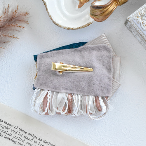 ハンドメイド　大ぶり♡水色刺繍リボンとゴールドパーツの華やかヘアアクセサリー♡ ハンドメイド 大ぶり♡水色刺繍リボンとゴールドパーツの華やかヘア