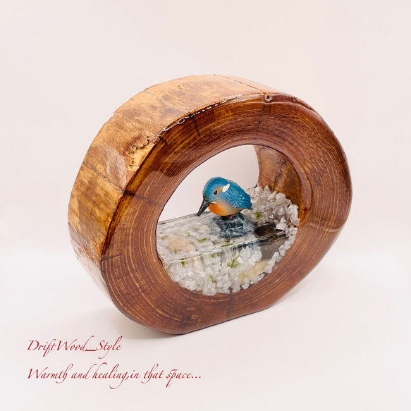 一つ限りの流木アート 水辺のカワセミ ジオラマ 流木 フィギュア 置物 動物 鳥 インテリア レジン 水辺 N18 3枚目の画像