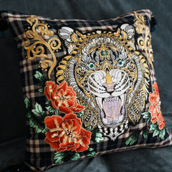 刺繍ビンテージクッション "The Tiger" 2枚目の画像