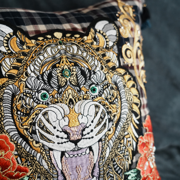 刺繍ビンテージクッション "The Tiger" 7枚目の画像