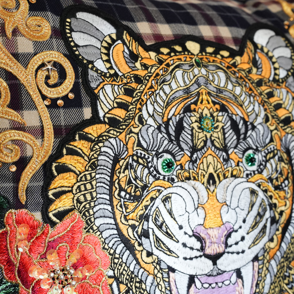 刺繍ビンテージクッション "The Tiger" 4枚目の画像