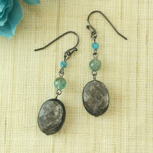 天然石ピアス「モスコバイトブラックとアパタイト」イヤリングにも