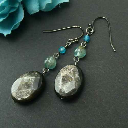 天然石ピアス「モスコバイトブラックとアパタイト」イヤリングにも