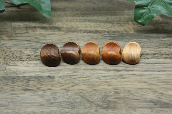『ワケありな逸品』⑪ 木の箸置き 5個セット　豆形 ミニサイズ 木の種類いろいろ 2枚目の画像