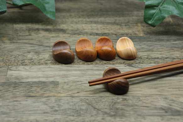 『ワケありな逸品』⑪ 木の箸置き 5個セット　豆形 ミニサイズ 木の種類いろいろ 1枚目の画像