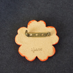 クッキーの様なオレンジの花のブローチ　02 2枚目の画像