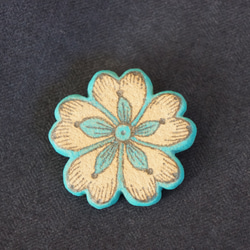 クッキーの様なライトブルーの花のブローチ　02 1枚目の画像