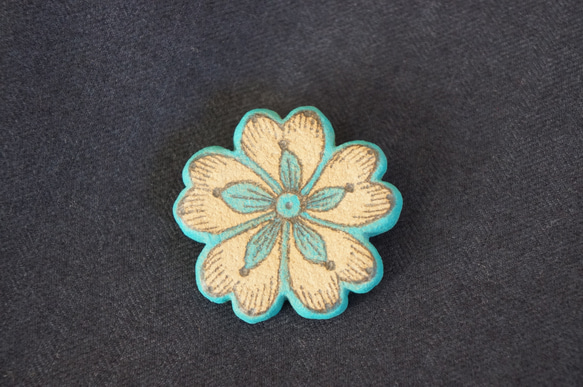 クッキーの様なライトブルーの花のブローチ　02 1枚目の画像