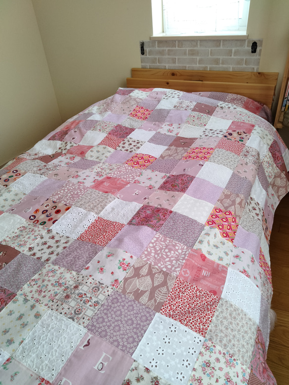 パッチワーク　ベッドカバー花模様 ☆受注製作☆❤375枚の♡ピンク系の可愛いランダムパッチワーク