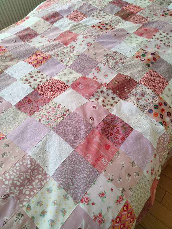 ★受注製作★❤375枚の♡ピンク系の可愛いランダムパッチワークベッドカバー♥ソファカバーにも♥花柄♡コットン♡ 