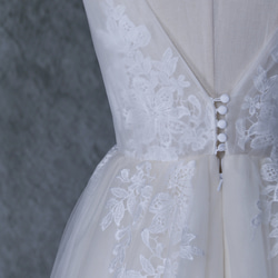 ウェディングドレス  アイボリー  ソフトチュール  繊細レース  Vネックドレス  くるみボタン  バックレス 花嫁 8枚目の画像